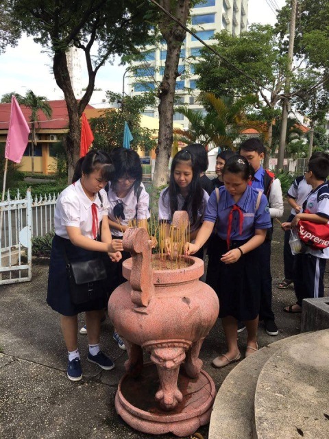 Các em học sinh dâng hương tại tượng đài đồng chí Trần Phú 